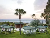 Pawilony wypoczynkowe przy plaży w Richmond Ephesus Resort