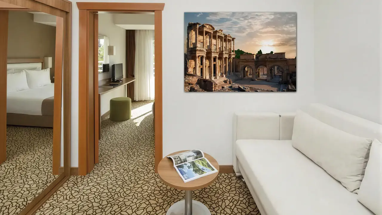 Wnętrze pokoju z sofą w Richmond Ephesus Resort