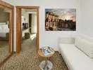 Wnętrze pokoju z sofą w Richmond Ephesus Resort
