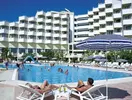 Basen z leżakami i parasolem w Richmond Ephesus Resort