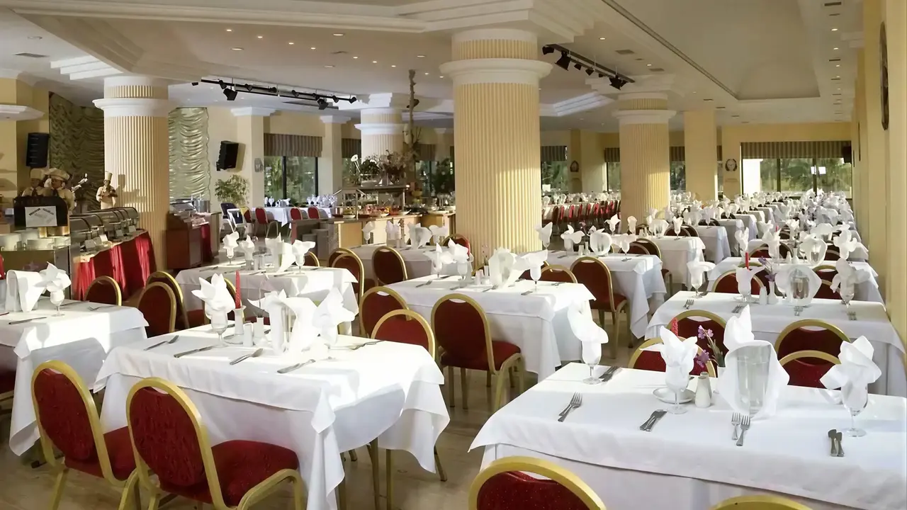 Restauracja w Richmond Ephesus Resort z nakrytymy stołami