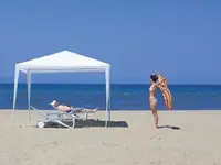 Plaża z białym namiotem w Richmond Ephesus Resort