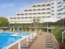 Basen z leżakami w Richmond Ephesus Resort