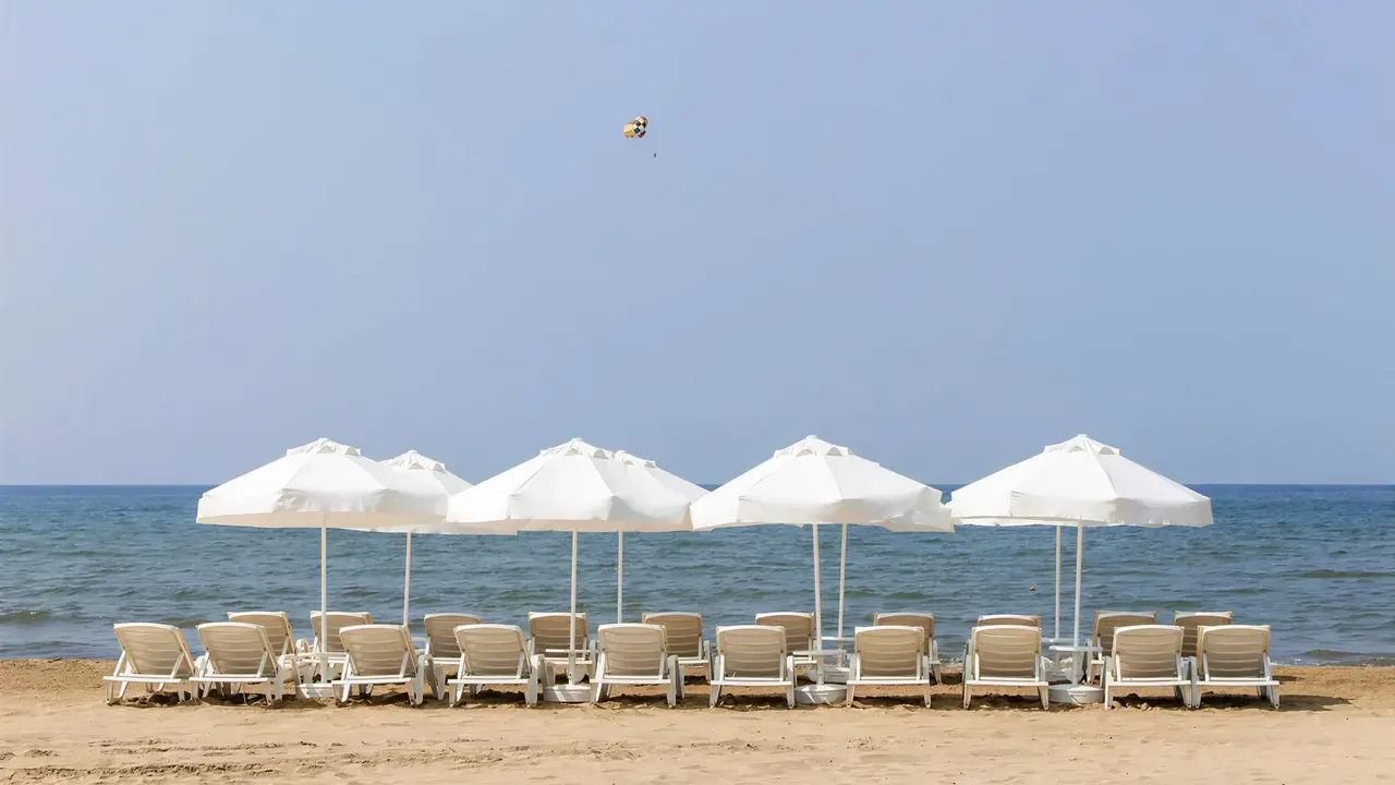 Leżaki i parasole na plaży w Richmond Ephesus Resort