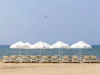 Leżaki i parasole na plaży w Richmond Ephesus Resort