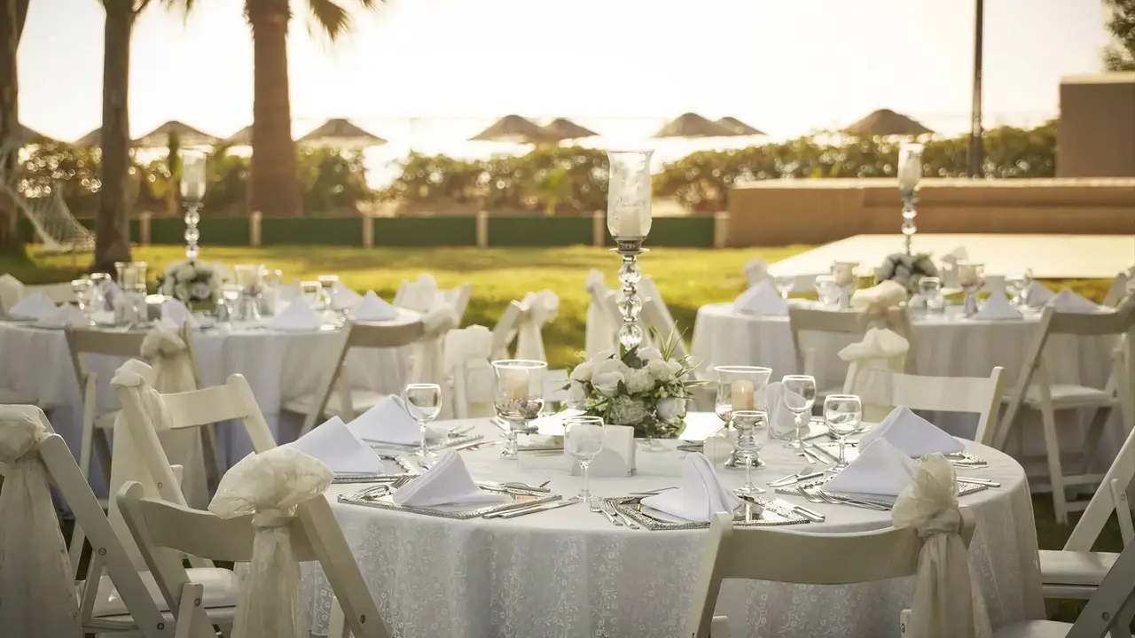 Elegancko nakryte stoły bankietowe w Richmond Ephesus Resort