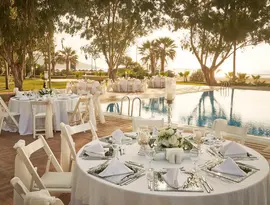 Stolik restauracyjny przy basenie w Richmond Ephesus Resort