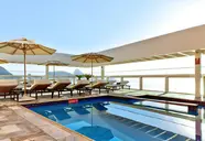 Basen i leżaki w Rio Othon Palace