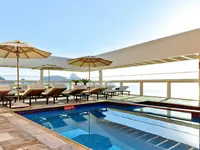 Basen i leżaki w Rio Othon Palace