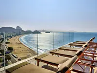 Widok na plażę z tarasu w Rio Othon Palace