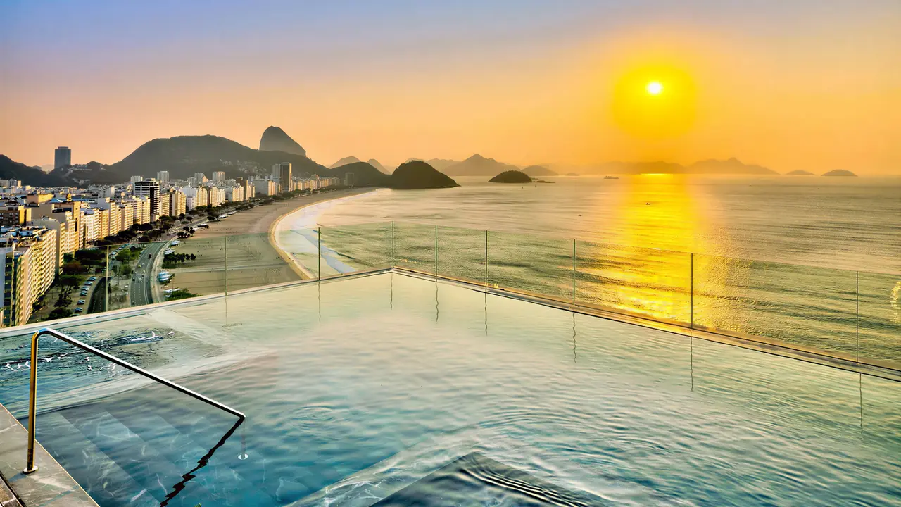 Basen na dachu w Rio Othon Palace z widokiem