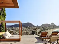 Taras z widokiem na plażę w Rio Othon Palace