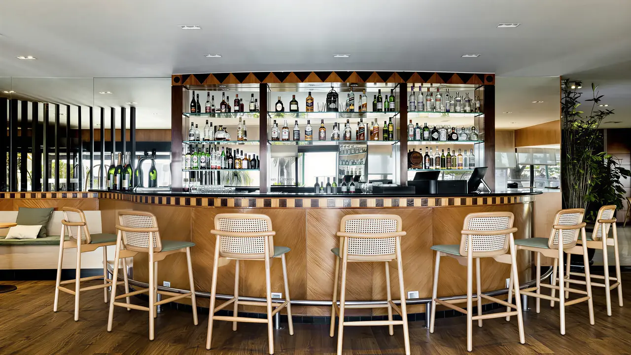 Bar z wysokimi hokerami w Rio Othon Palace