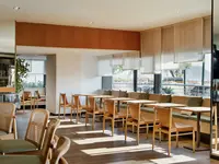 Stolik i krzesła w restauracji Rio Othon Palace
