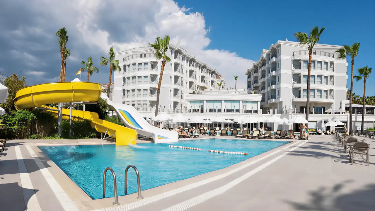Zjeżdżalnie wodne i basen w Royal Atlantis Beach