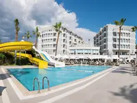Zjeżdżalnie wodne i basen w Royal Atlantis Beach