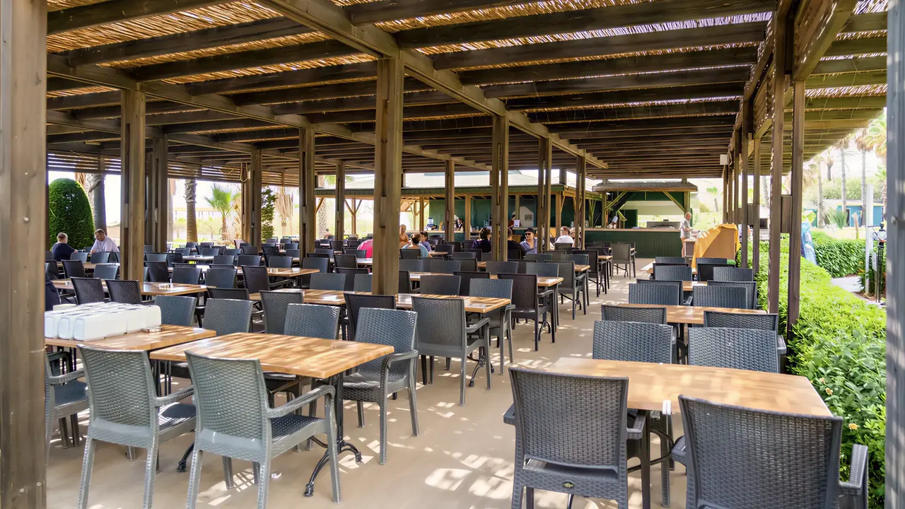 Restauracja w Royal Atlantis Beach z drewnianym zadaszeniem