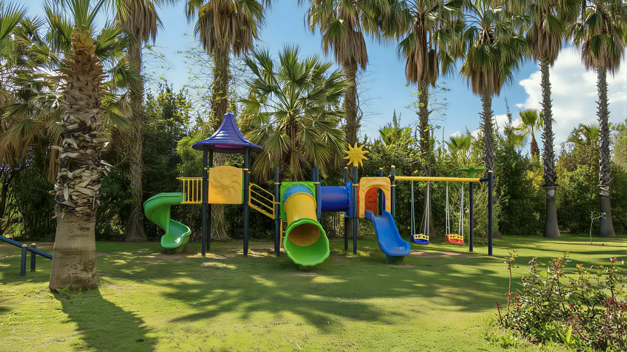 Kolorowy plac zabaw w Royal Atlantis Beach