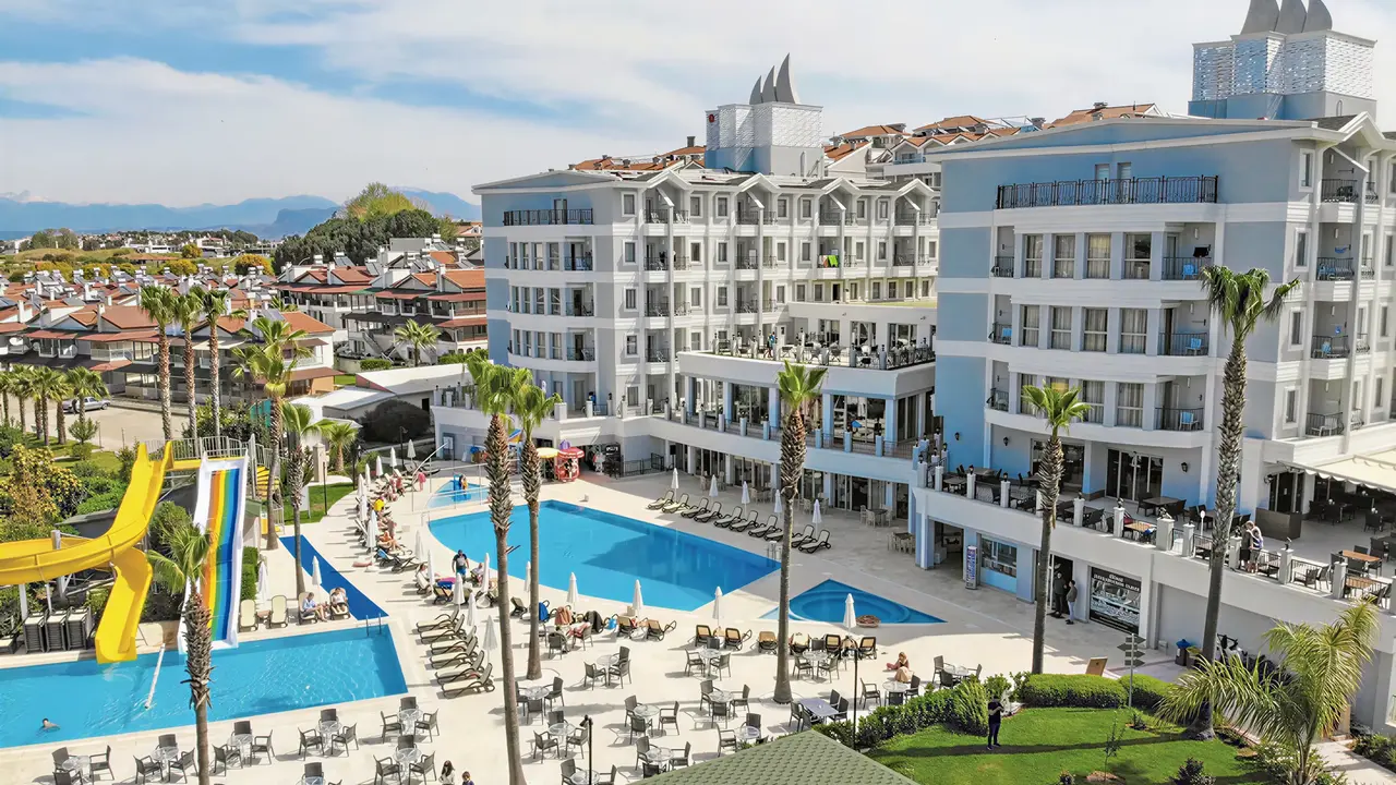 Widok na kompleks budynków i baseny Royal Atlantis Beach