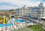 Widok na kompleks budynków i baseny Royal Atlantis Beach