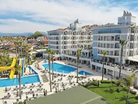 Widok na kompleks budynków i baseny Royal Atlantis Beach