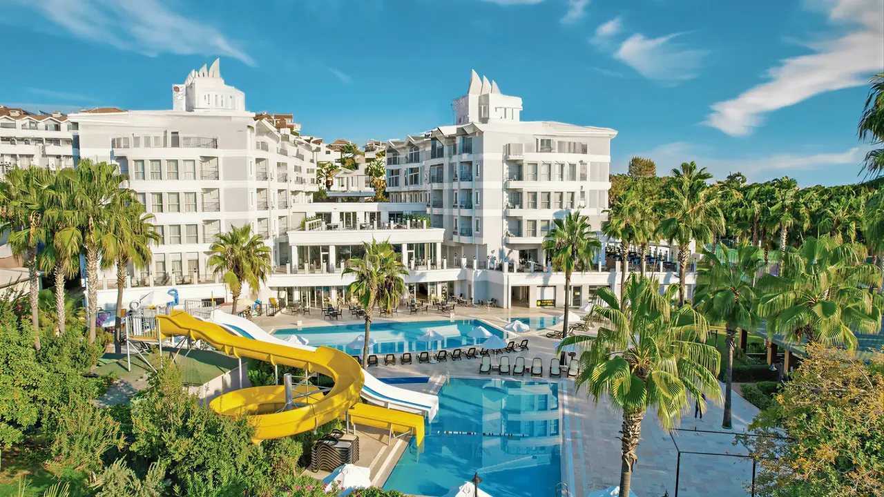 Widok na kompleks budynków Royal Atlantis Beach i baseny