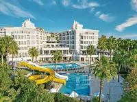 Widok na kompleks budynków Royal Atlantis Beach i baseny