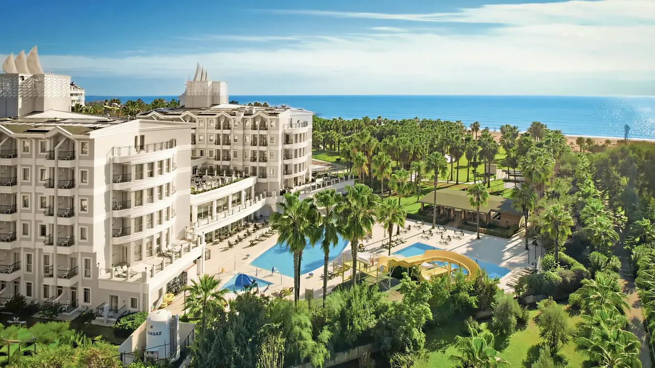 Widok na kompleks budynków i baseny Royal Atlantis Beach