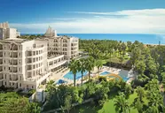Widok na kompleks budynków i baseny Royal Atlantis Beach