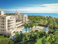 Widok na kompleks budynków i baseny Royal Atlantis Beach