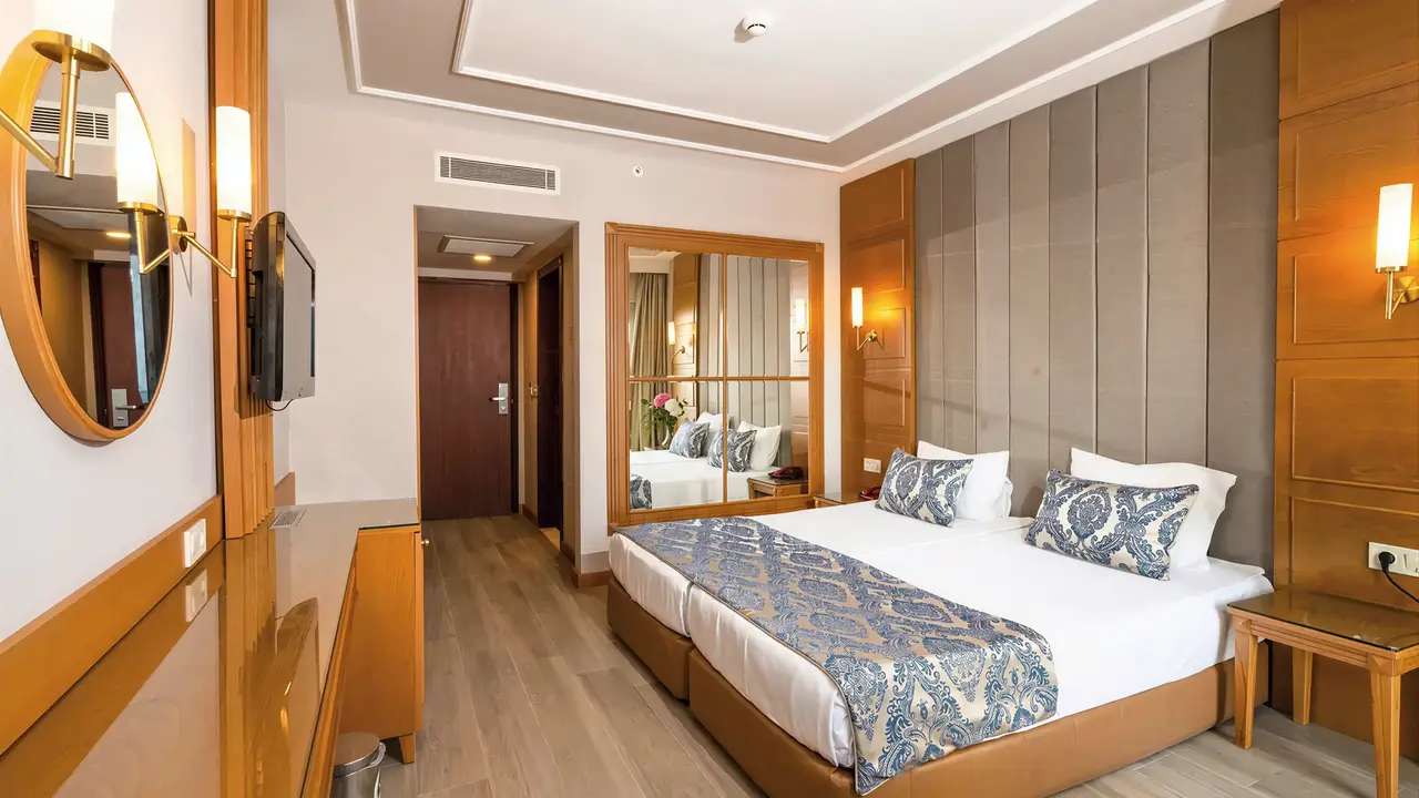 Nowoczesny pokój z łóżkami w Royal Atlantis Beach