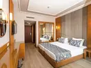 Nowoczesny pokój z łóżkami w Royal Atlantis Beach