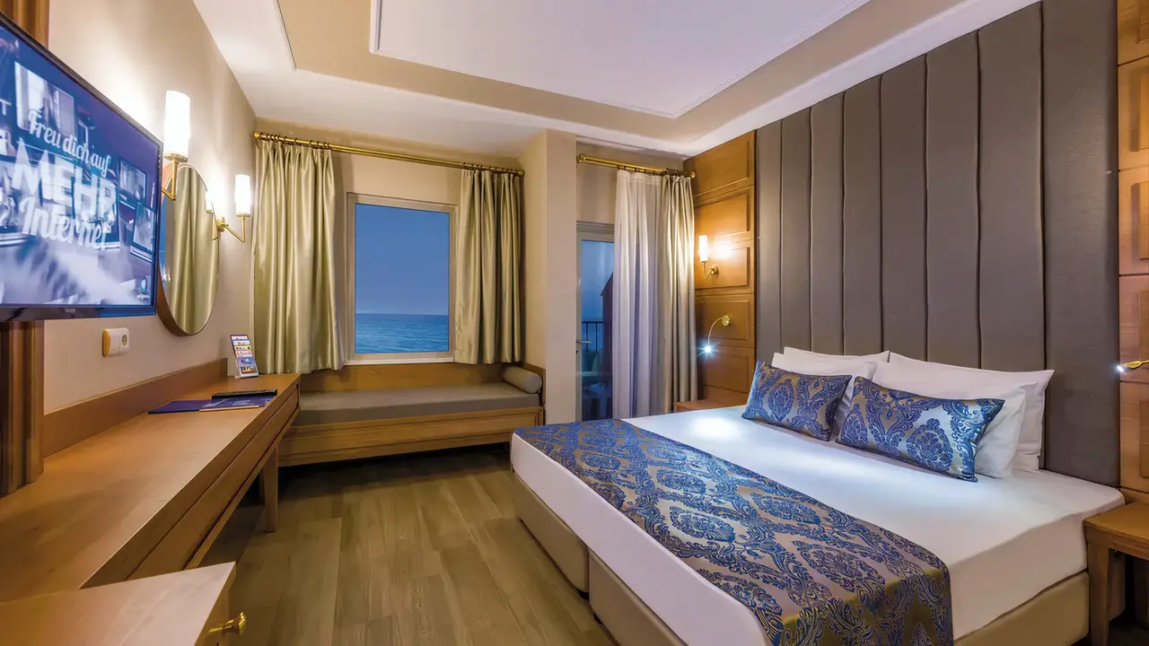 Nowoczesny pokój z łóżkiem w Royal Atlantis Beach