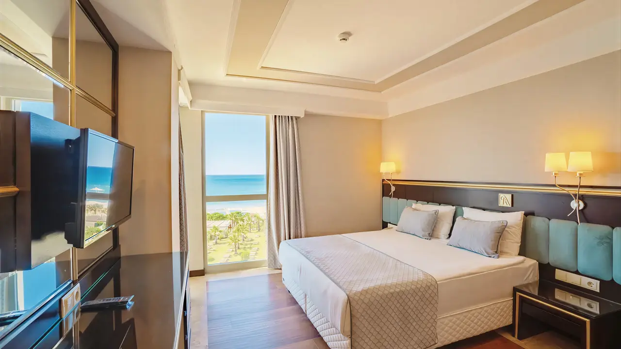 Sypialnia z widokiem na morze w Royal Atlantis Beach