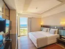 Sypialnia z widokiem na morze w Royal Atlantis Beach