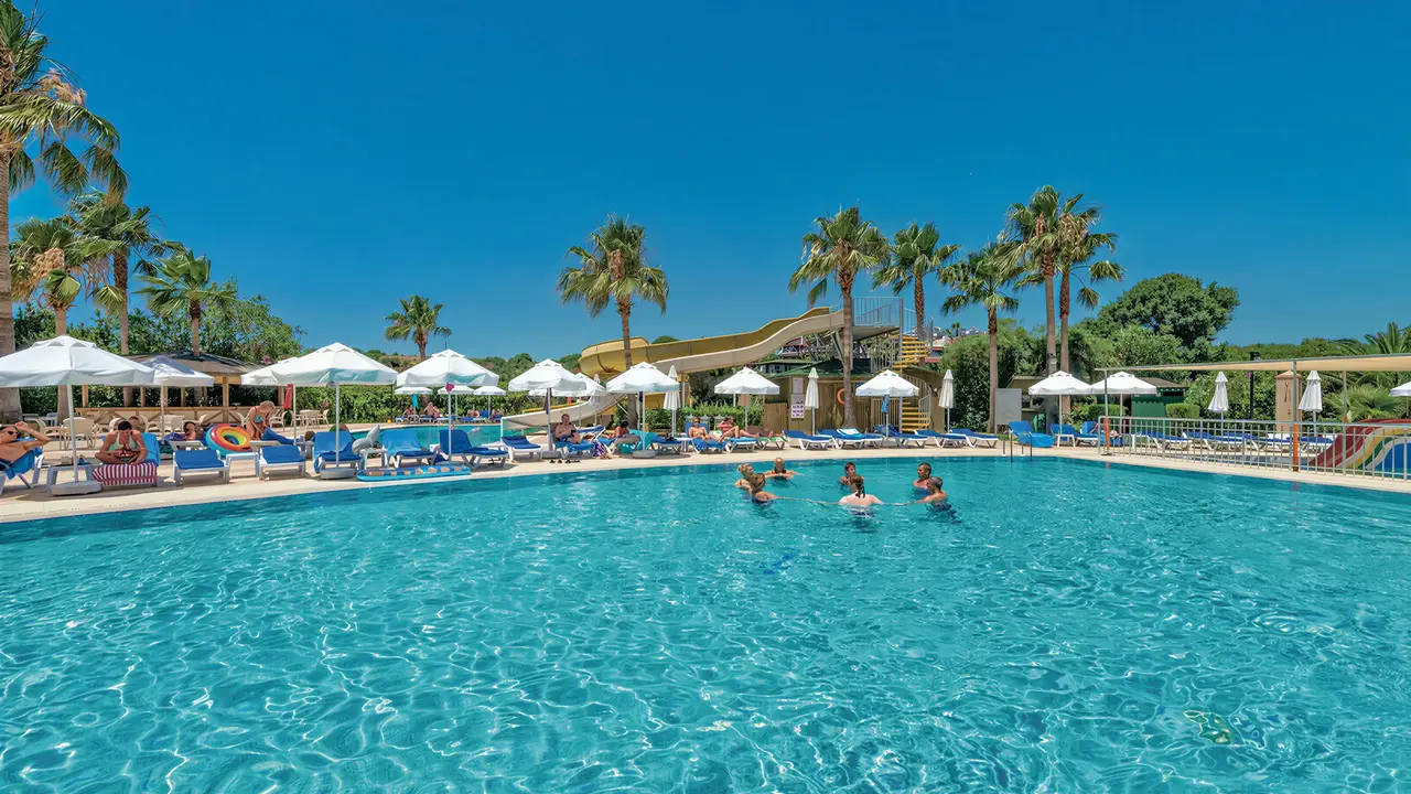 Basen z leżakami w Royal Atlantis Beach