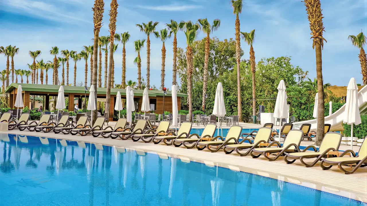 Basen z leżakami i parasolami w Royal Atlantis Beach