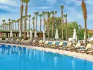 Basen z leżakami i parasolami w Royal Atlantis Beach