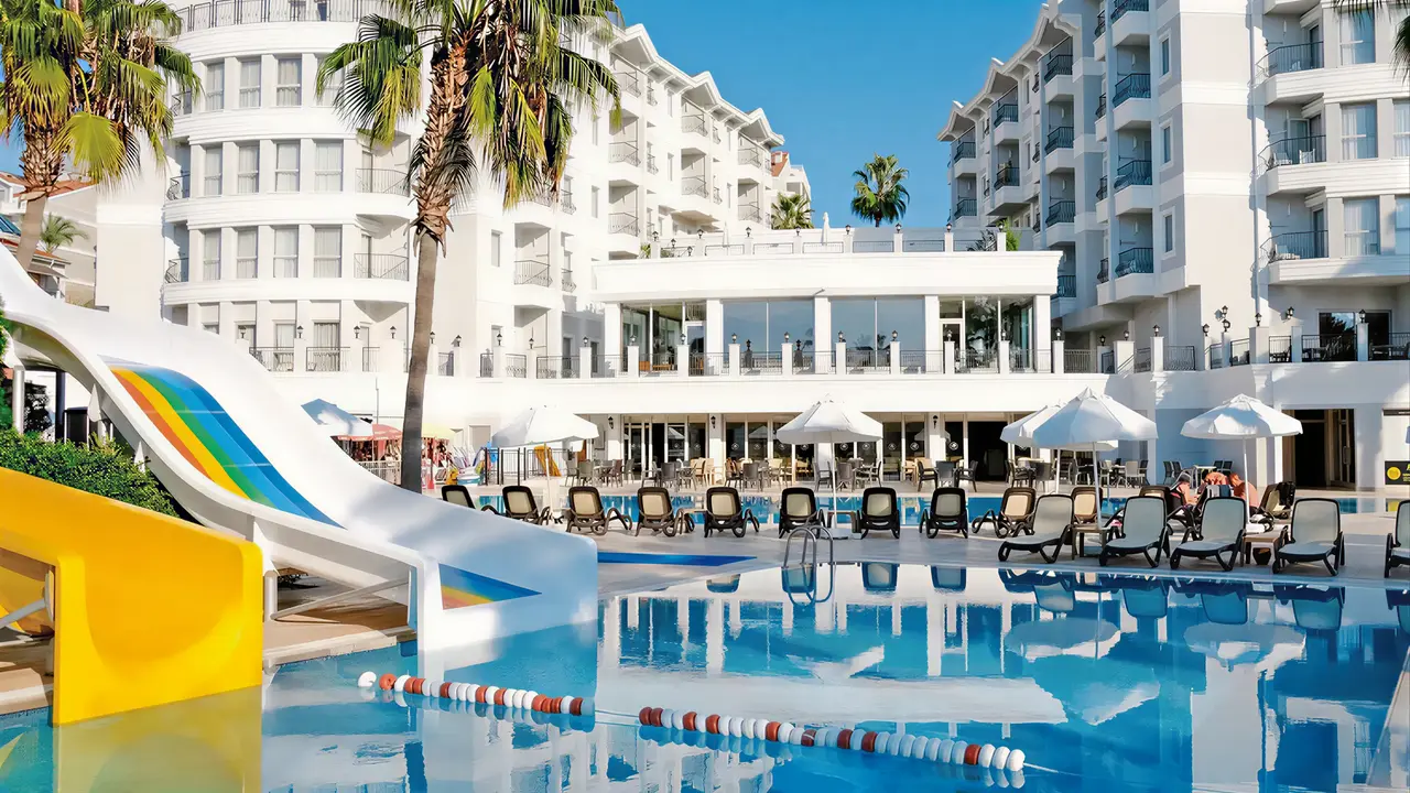 Zjeżdżalnia wodna i basen w Royal Atlantis Beach