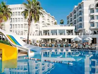 Zjeżdżalnia wodna i basen w Royal Atlantis Beach