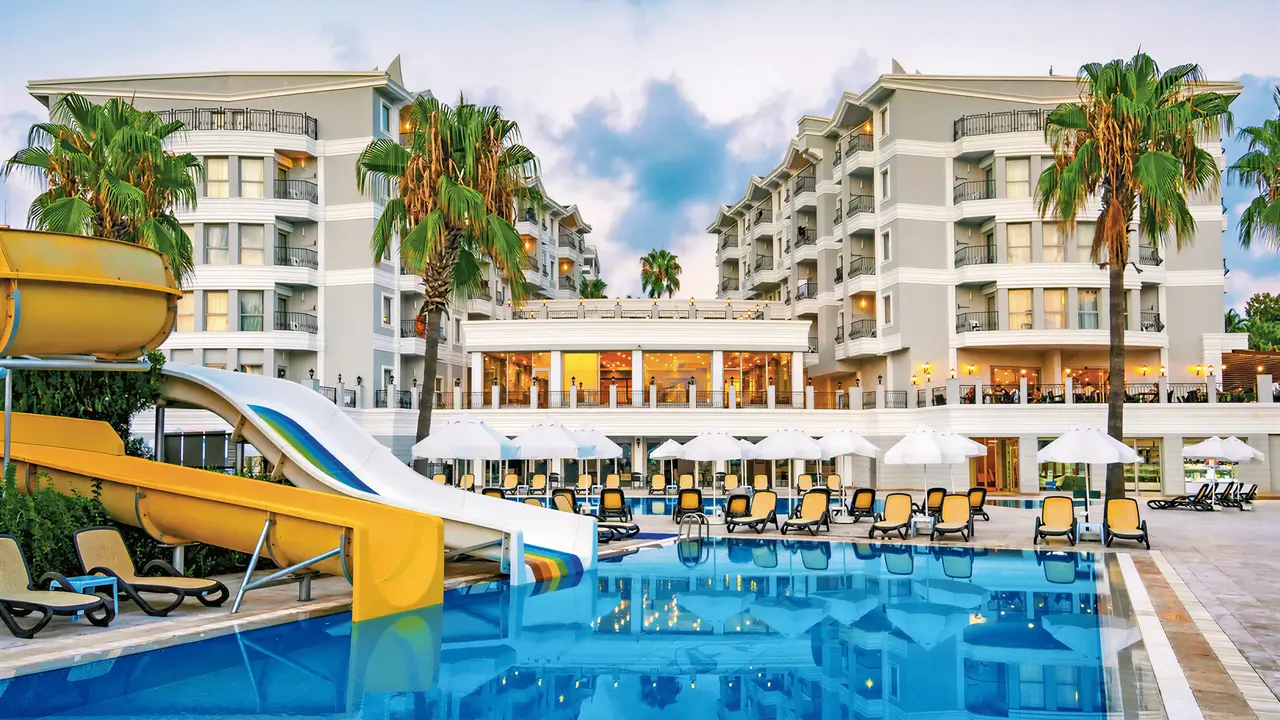 Zjeżdżalnie wodne i basen w Royal Atlantis Beach
