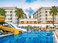 Zjeżdżalnie wodne i basen w Royal Atlantis Beach