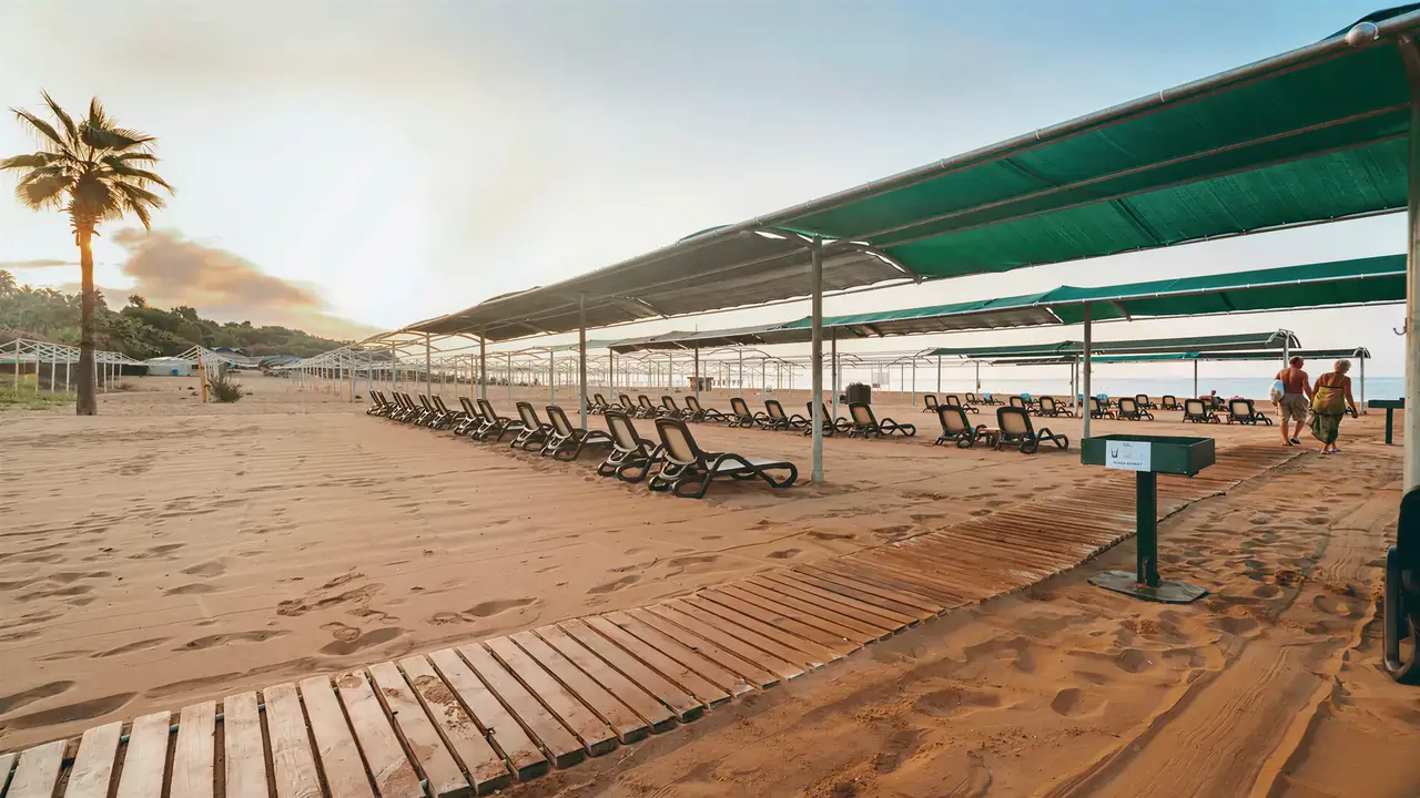 Leżaki pod zadaszeniem na plaży w Royal Atlantis Beach