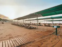 Leżaki pod zadaszeniem na plaży w Royal Atlantis Beach