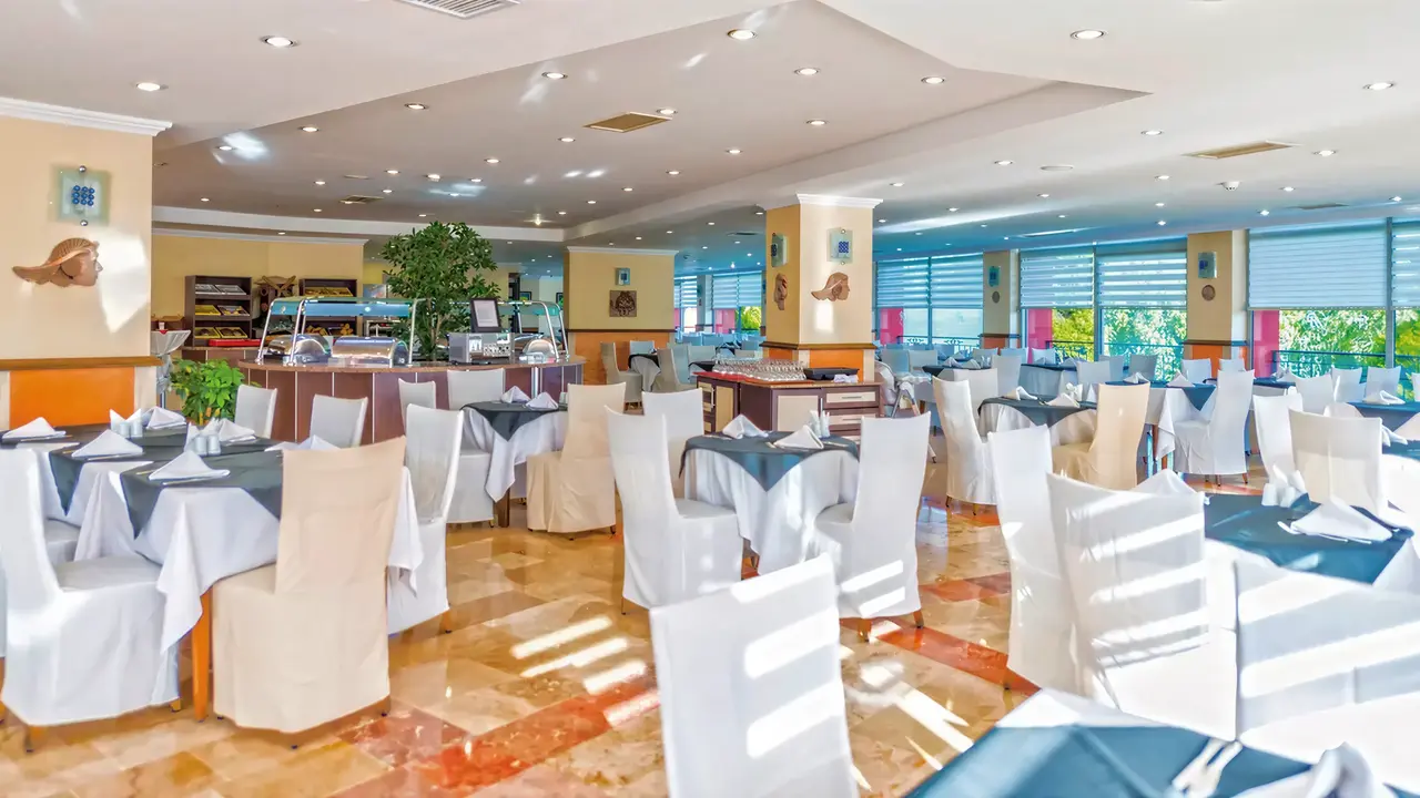 Jasna restauracja w Royal Atlantis Beach z nakrytymi stołami