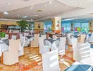 Jasna restauracja w Royal Atlantis Beach z nakrytymi stołami