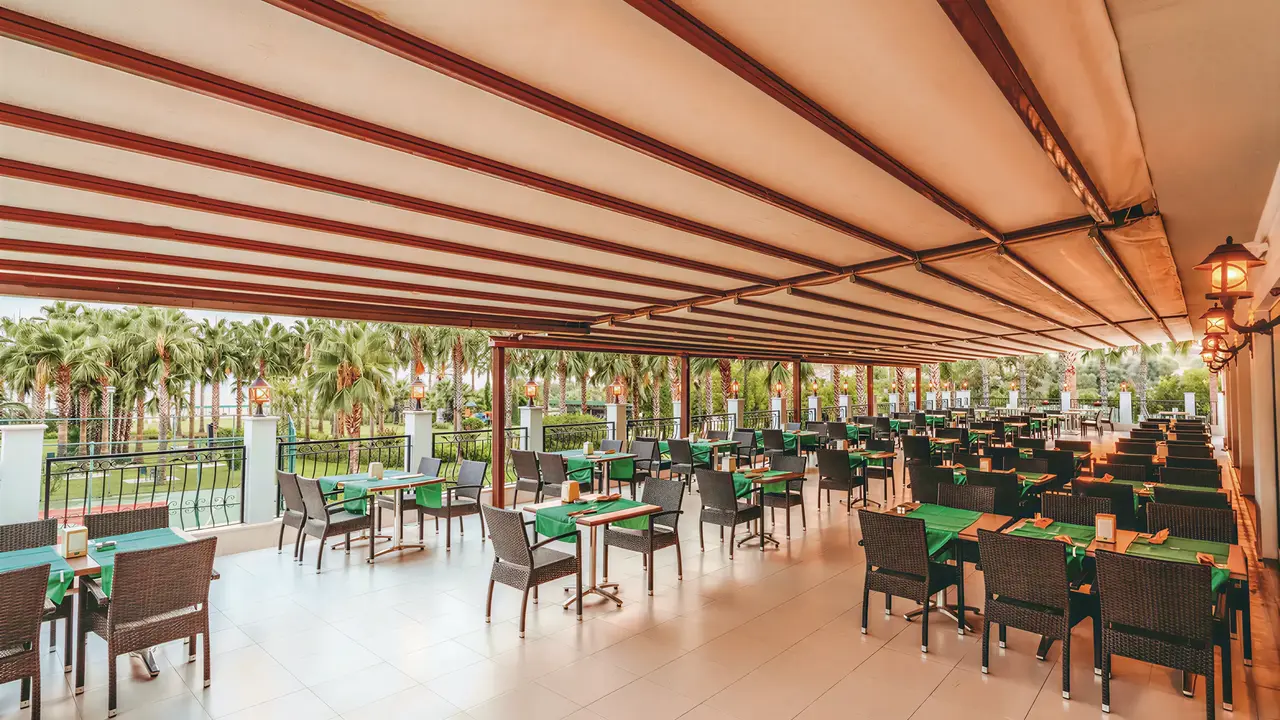 Restauracja na świeżym powietrzu w Royal Atlantis Beach