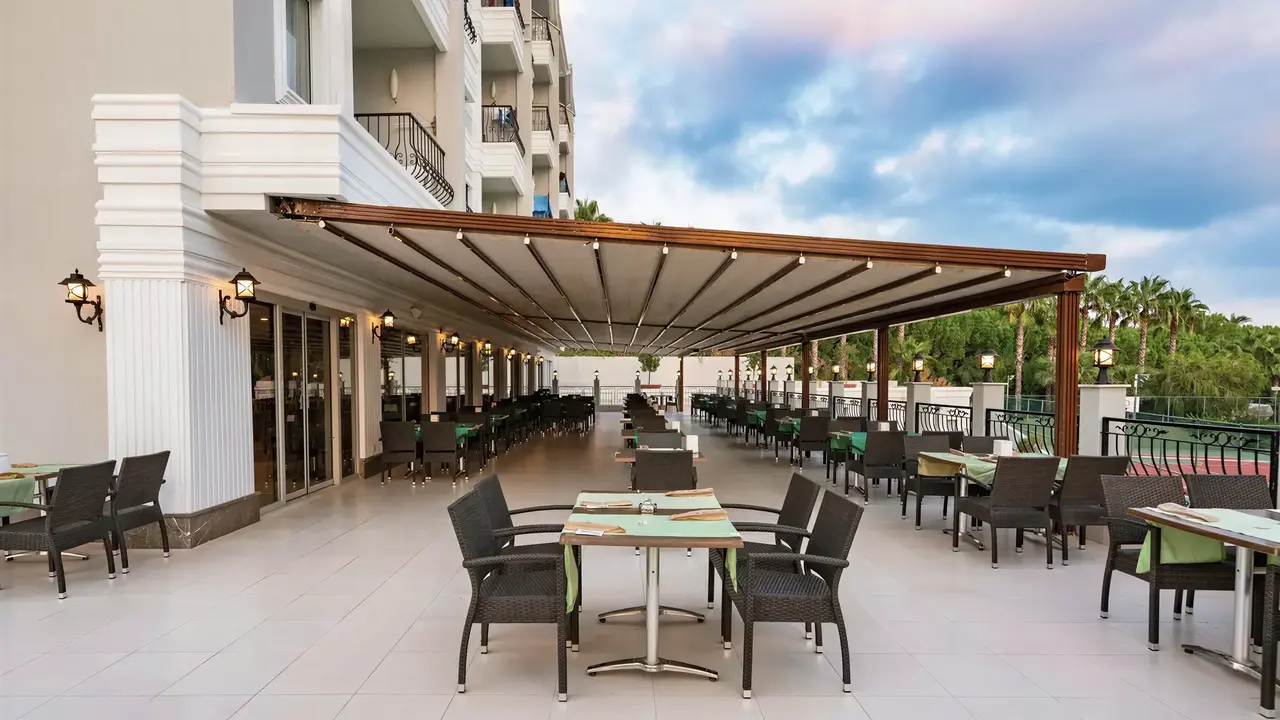 Restauracja na tarasie w Royal Atlantis Beach