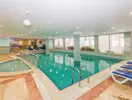 Kryty basen w hotelu Royal Atlantis Beach z leżakami