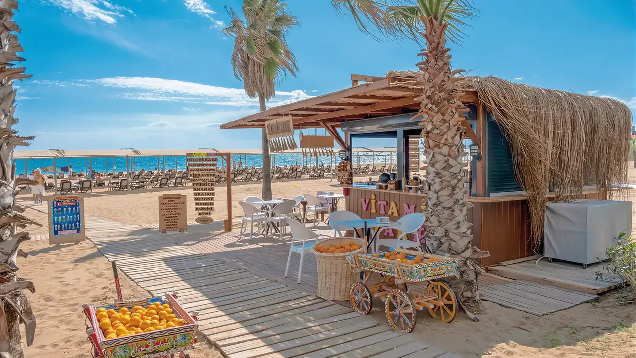 Kryty pawilon na plaży w Royal Atlantis Beach